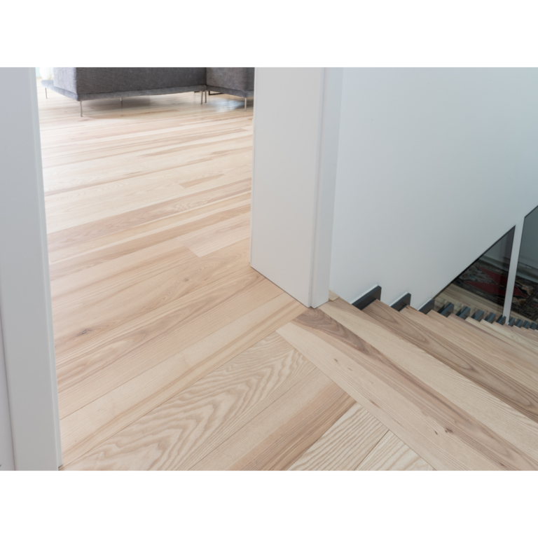 Massivdiele Esche von Aigner Holz